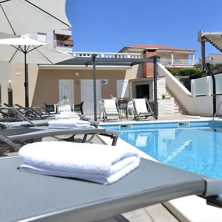 Tećo Mit Pool