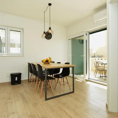 Tećo Mit Pool Apartment Trogir