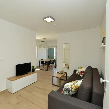 Apartment Tećo Mit Pool
