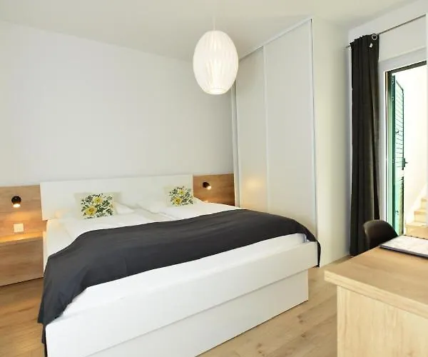 Teco Mit Pool Τρογκίρ