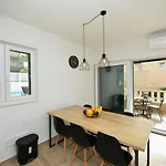 Teco Mit Pool Trogir