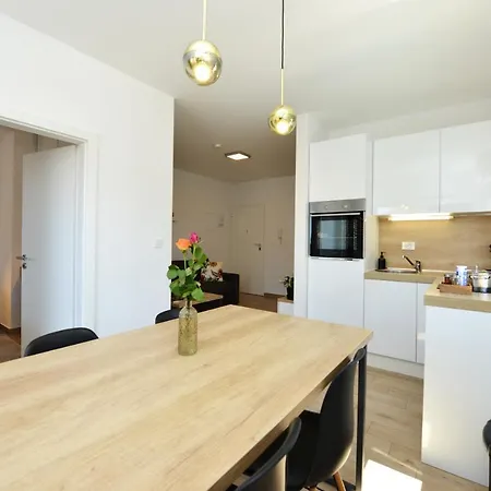Teco Mit Pool Apartamento Trogir