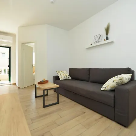 Teco Mit Pool Apartamento Trogir