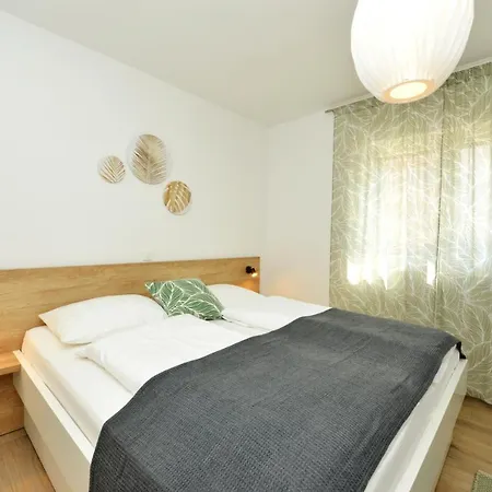 Teco Mit Pool Apartamento Trogir
